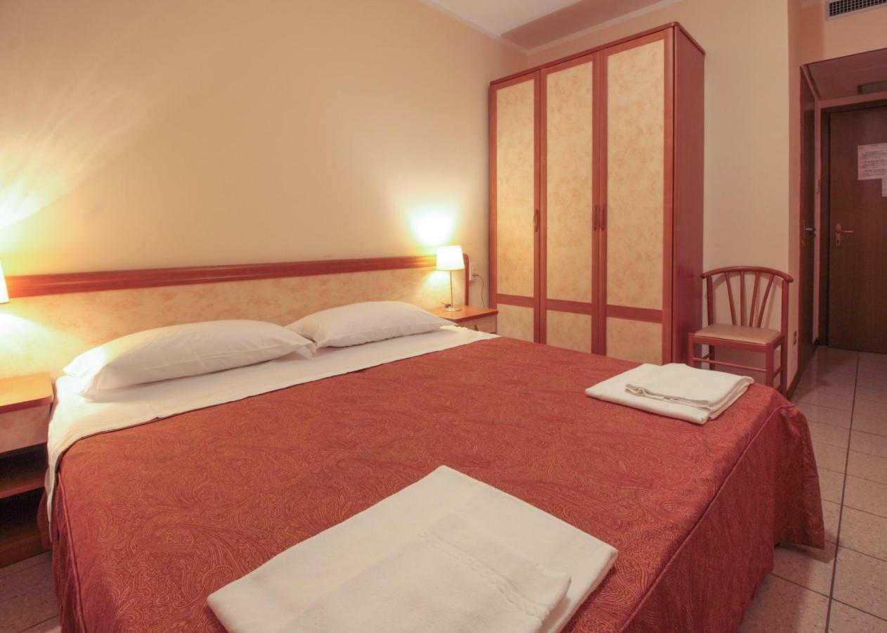 Hotel Rose&Crown Кореджо Екстериор снимка