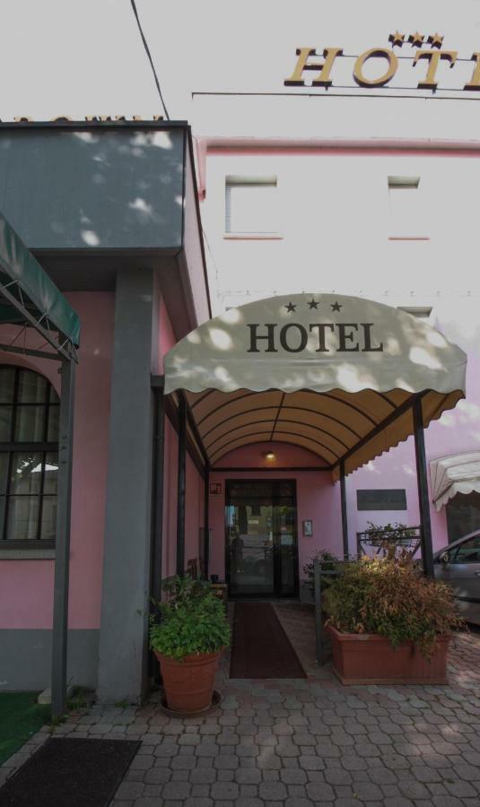Hotel Rose&Crown Кореджо Екстериор снимка